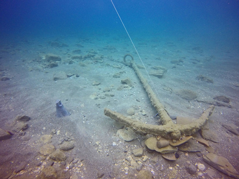 El ancla del barco tal como fue descubierta en el fondo marino. Fotografía: Unidad Arqueológica Marina de la Autoridad de Antigüedades de Israel. 