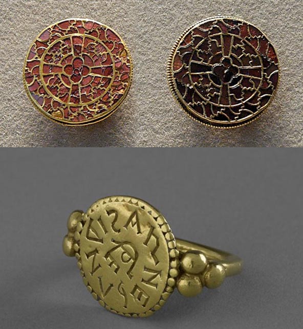 Arriba: Fíbulas del rico ajuar funerario de la reina Arnegunda. (Public Domain). Abajo: anillo con una inscripción en la que se puede leer el nombre ARNEGUNDIS. (Musée d’Archéologie National)