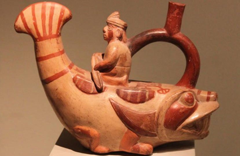 Antigua botella escultórica moche en la que se observa a un hombre a lomos de un tiburón (100 d. C. – 800 d. C.). Crédito: Museo Nacional de Arqueología Antropología e Historia del Perú