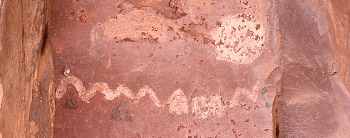 Pintura rupestre del Palatki Heritage Site cercano a Sedona, Arizona (Estados Unidos), en la que se observa la posición del sol respecto a las diversas formaciones de roca en solsticios y equinoccios. (CC BY SA 3.0)