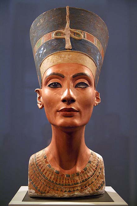 El icónico busto de Nefertiti expuesto en Berlín. (CC BY 2.0)