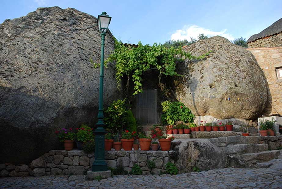 Casa de Monsanto construida entre dos rocas. (CC BY-SA 3.0)