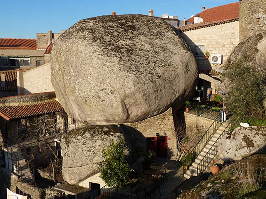 Casa de Monsanto (Portugal) integrada en la roca. (CC BY-SA 3.0)