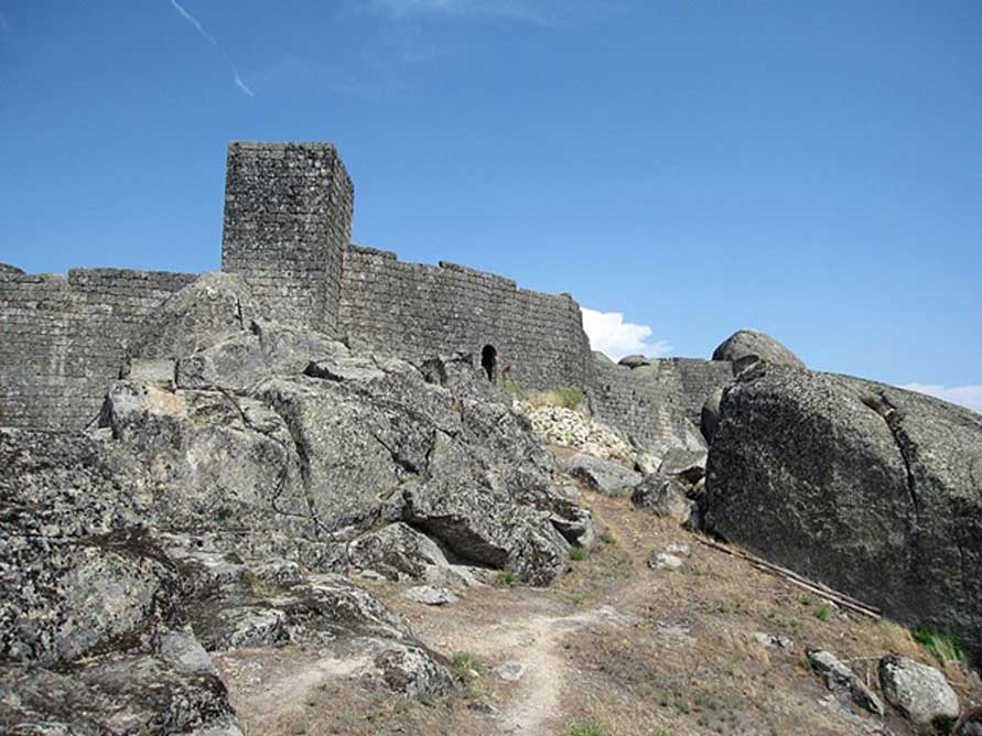 Por encima del pueblo hay un castillo/fortaleza medieval que fue construido en el siglo XII. (CC BY-SA 3.0)