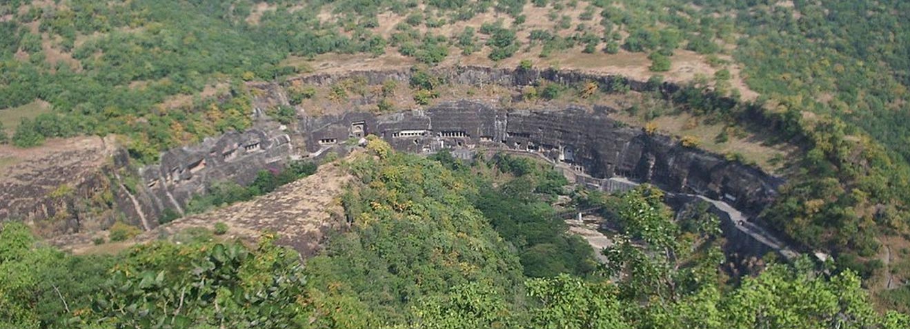 Otro conjunto de cuevas budistas de la India es el de las Cuevas de Ajanta, vistas aquí desde un río cercano. (Peter van Londen/CC BY SA 3.0)