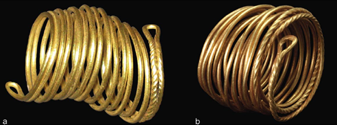 Dos anillos de oro hallados en el valle del Tollense: a) Weltzin 32, longitud: 2,9 cm; b) Weltzin 4, longitud: 3,1 cm. Fotografías: J. Krüger. (S. Suhr, Landesamt für Kultur und Denkmalpflege)