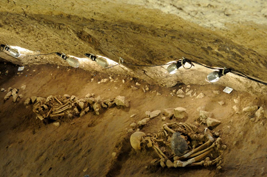 Enterramientos neolíticos hallados en el 2013 en la cueva de Can Sadurní, Begues, Barcelona. (Fotografía: Universitat de Barcelona)