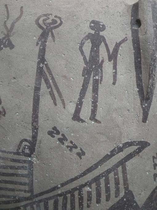 Esta escena ritual pintada sobre una vasija cerámica predinástica representa múltiples motivos en forma de S y a un hombre que empuña un instrumento curvado similar a los dibujos tatuados sobre la piel de la mujer. (Museo Británico)