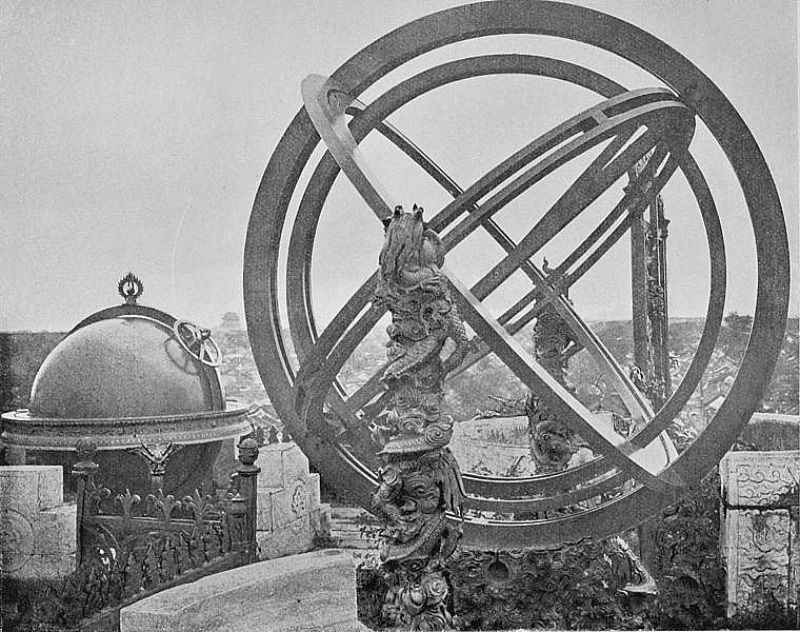 Antiguos instrumentos astronómicos ubicados sobre la muralla de Pekín. Fotografía tomada entre 1871 y 1872, perteneciente al libro “Atravesando China con una cámara” del fotógrafo escocés John Thomson (1837-1921). (Public Domain)