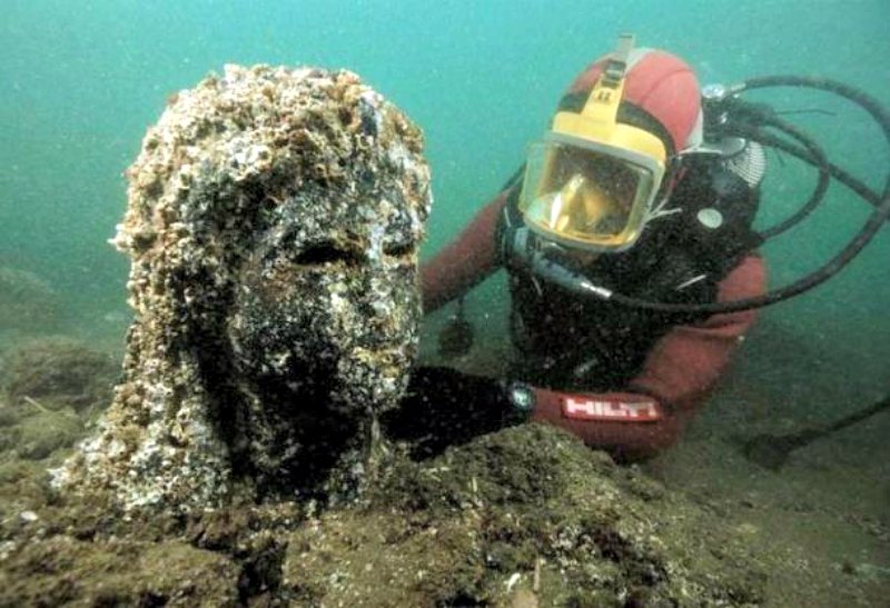 Descubrimiento de una estatua en el transcurso de una expedición submarina, Alejandría, Egipto (Fotografía: IMGUR) 