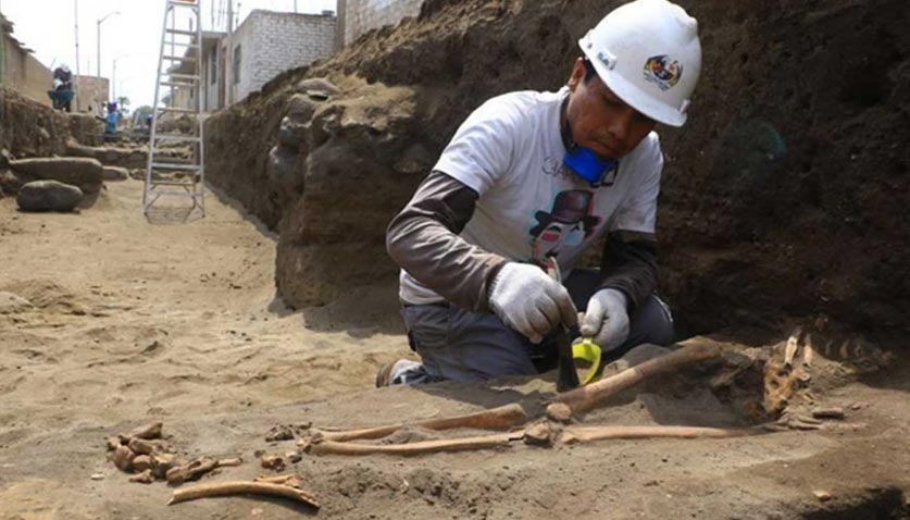 Excavación de una de las tumbas pre-incas. Fuente: Johnny Aurazo