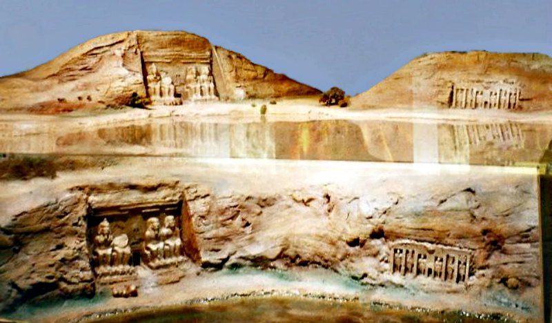 Maqueta a escala que muestra la ubicación original y la actual del Templo de Abu Simbel (con respecto al nivel del agua). Museo de Nubia, Asuán, Egipto. (Public Domain)