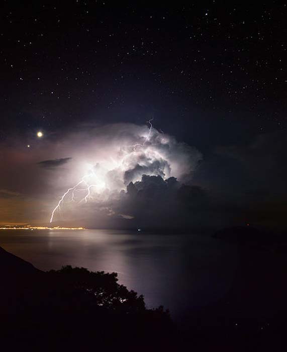 La clara noche estrellada y la conjunción entre Venus y Júpiter ofrecen un bello y fotogénico escenario a la fuerte tormenta que se producía junto a la isla griega de Samos el 21 de octubre del año 2015. (Manolis Thravalos/CC BY SA 4.0)