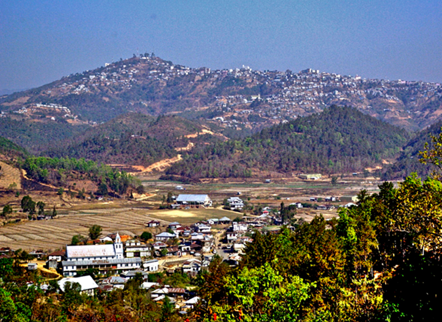 El paisaje de Mizoram está formado mayoritariamente por colinas onduladas y extensos valles. La mayor parte de pueblos y ciudades de esta región están construidos al pie de las colinas. (public domain)