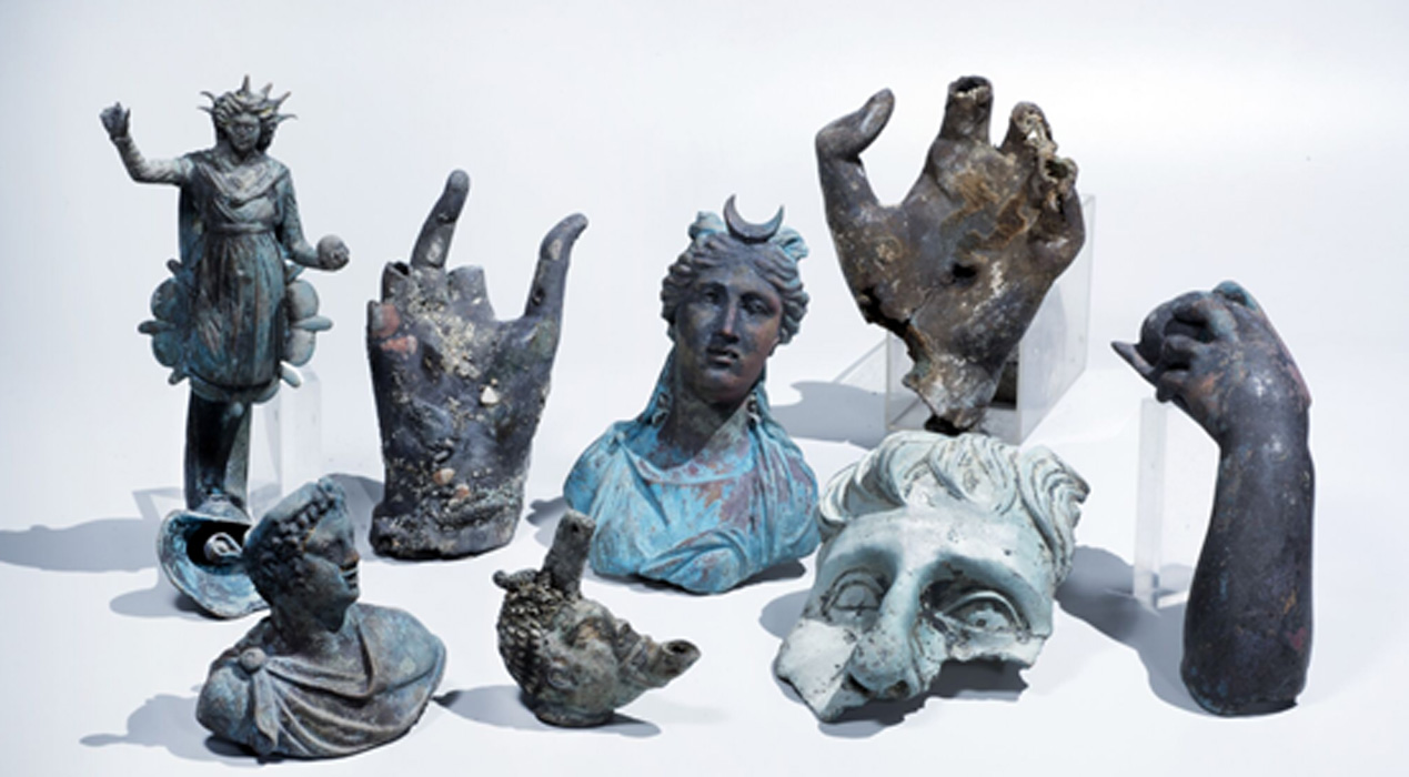 Algunos de los valiosas piezas de bronce descubiertas recientemente en Cesarea. Fotografía: Clara Amit, cortesía de la Autoridad de Antigüedades de Israel. 