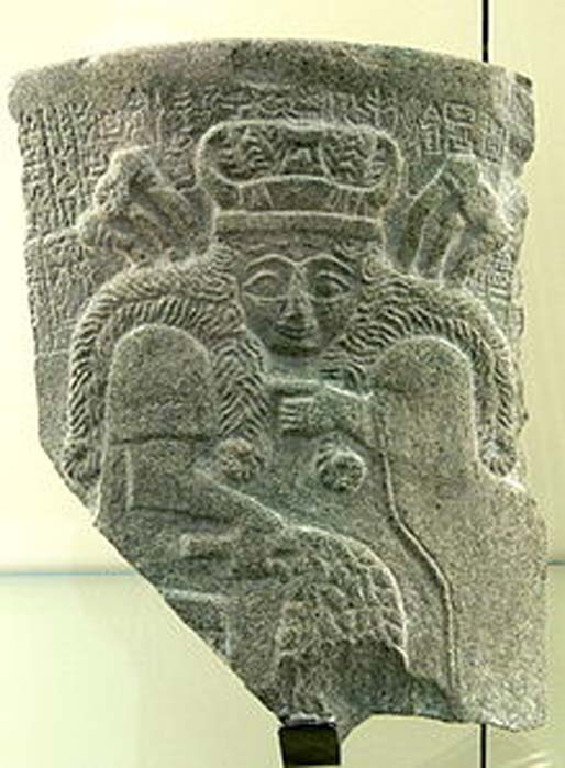 Fragmento de una placa de piedra del templo de Inanna en Nippur con la figura de una diosa sumeria, posiblemente Inanna (c. 2500 a. C.) (CC BY-SA 3.0)