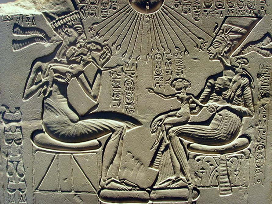 Relieve con Akenatón, Nefertiti y tres de sus hijas. Dinastía XVIII, reinado de Akenatón. (Dominio público)