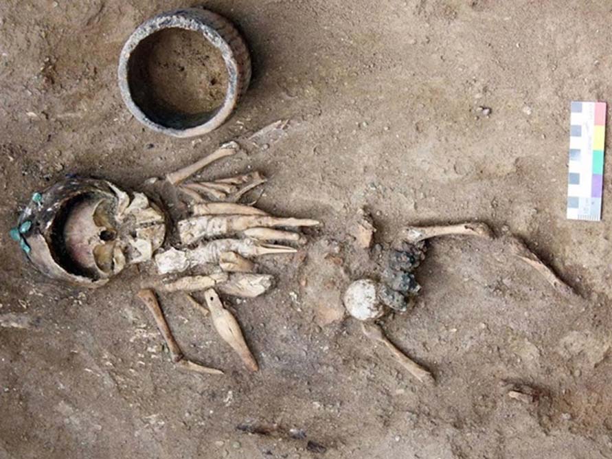 Restos de un niño de corta edad descubiertos en un túmulo funerario de hace 4.500 años junto con ocho figuritas que presentan complejos grabados. Fotografía cortesía de Yury Esin.