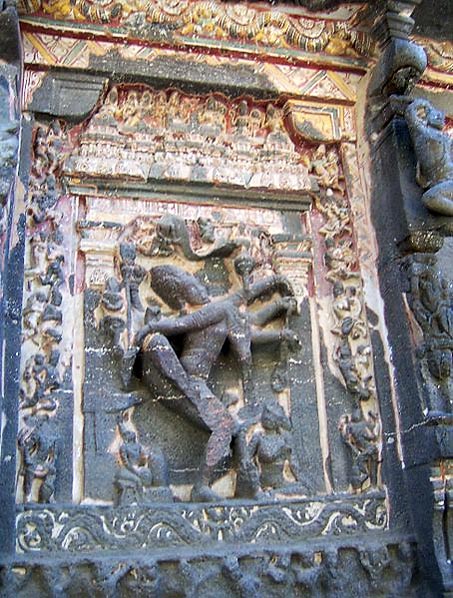 Panel en el que se observa el relieve de un Shiva danzante, templo de Kailasha, cueva número 16 de Ellora. Gran parte de la pintura que cubría enteramente este templo en el pasado aún es visible en esta fotografía. (QuartierLatin1968/ CC BY SA 3.0)