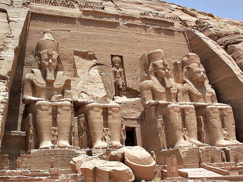 Fachada del Templo de Ramsés II en Abu Simbel con sus cuatro colosos custodiándolo. (Public Domain)