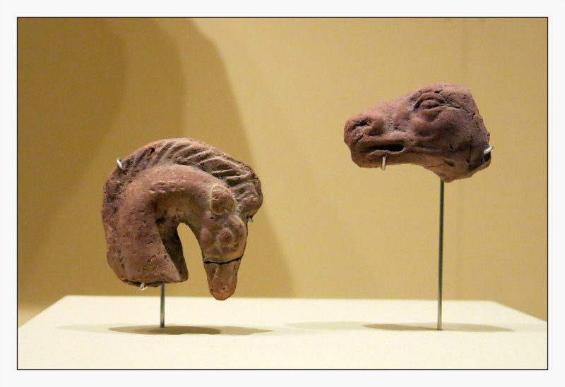 Cabezas de caballo de terracota de la época grecorromana, (siglos IV a. C. - IV d. C.) halladas en el yacimiento arqueológico de Heracleópolis Magna. Museo Arqueológico Nacional de Madrid. (Manuel/Flickr)