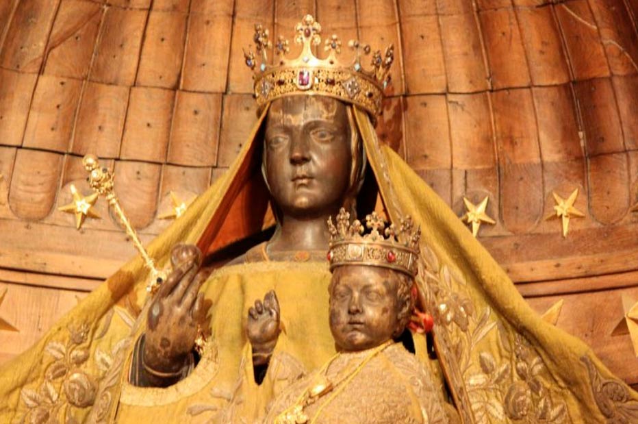 La Virgen Negra de Chartres. (DADIRRIDREAMING)