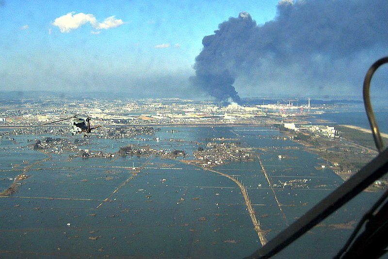 Labores de aprovisionamiento de los supervivientes de un terremoto de magnitud 9 y un posterior tsunami llevadas a cabo por un helicóptero SH-60F en Japón en el año 2011. (Public Domain)