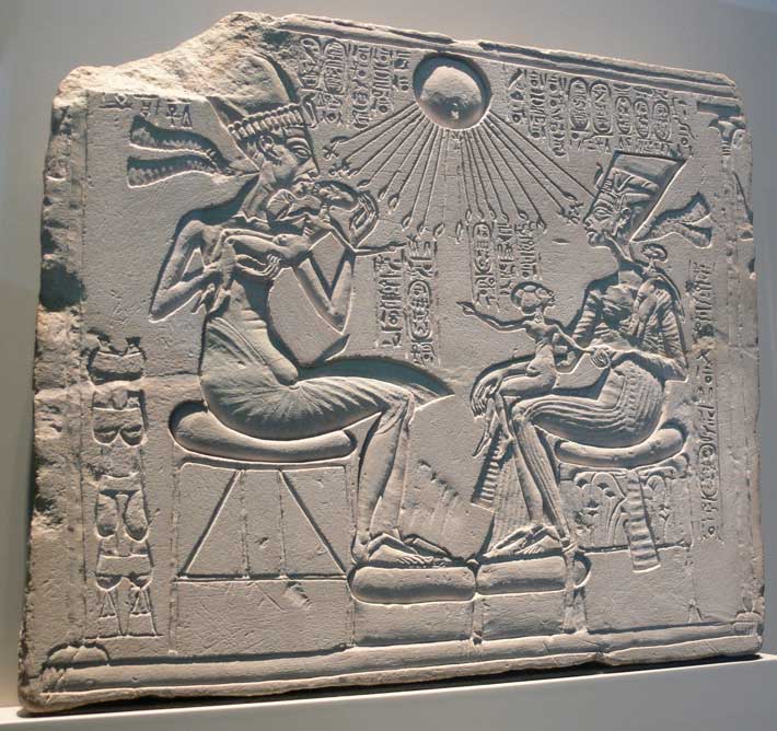 Akenatón, Nefertiti y sus hijos reciben los rayos del sol, Atón, el dios al que Akenatón encumbró por encima de todos los demás dioses. (Foto: Andreas Praefcke/Wikimedia Commons) 