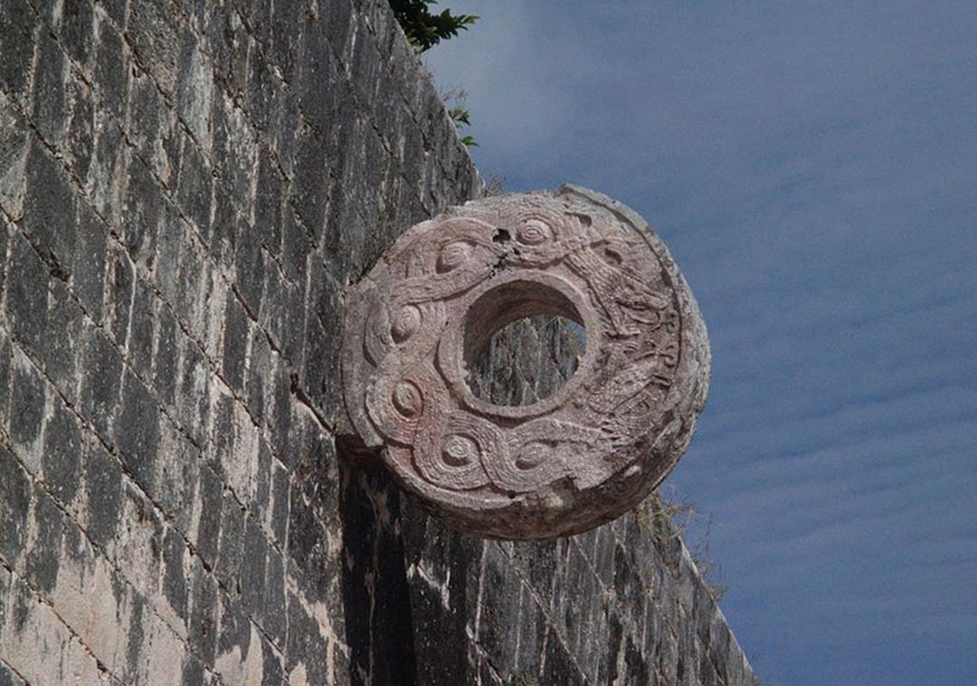 Aro de piedra del juego de pelota de Chichen Itzá (Wikimedia Commons)