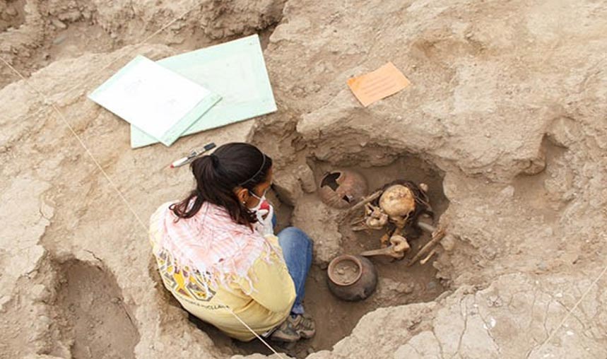 La arqueóloga Mirella Ganoza examinando uno de los enterramientos descubiertos recientemente en el distrito de Miraflores, Lima, Perú. (Ángel Chávez/La Republica)