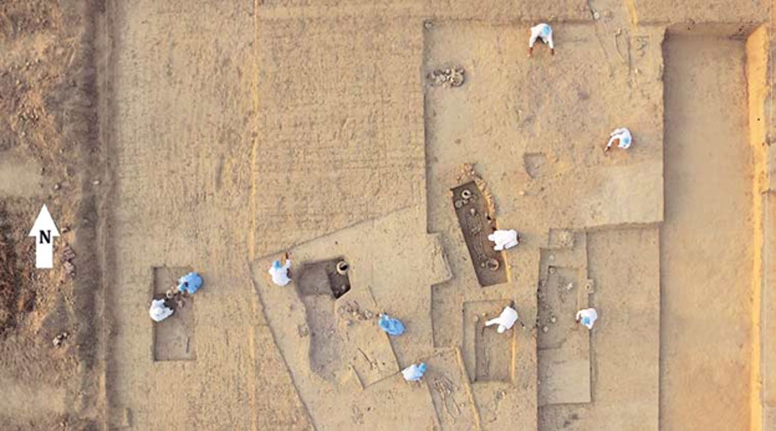 ArqueÃ³logos trabajando en el yacimiento de la necrÃ³polis de Rakhigarhi. (Imagen aportada por los investigadores)