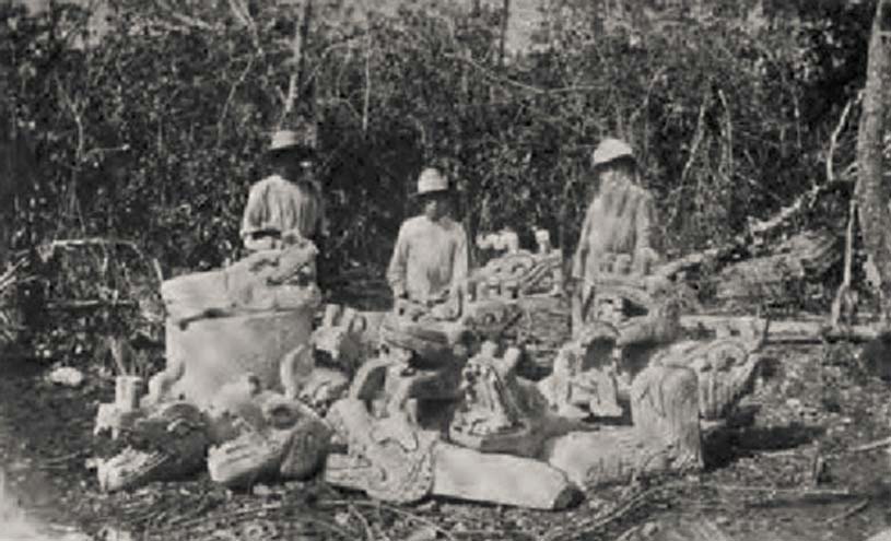 Augustus Le Plongeon y algunos de sus trabajadores posan junto a una colección de esculturas mayas cerca de la pirámide principal de Chichén Itzá, (1875). Fotografía publicada en ‘A Dream of Maya’, libro de Lawrence Gustave Desmond (aportada por el autor)