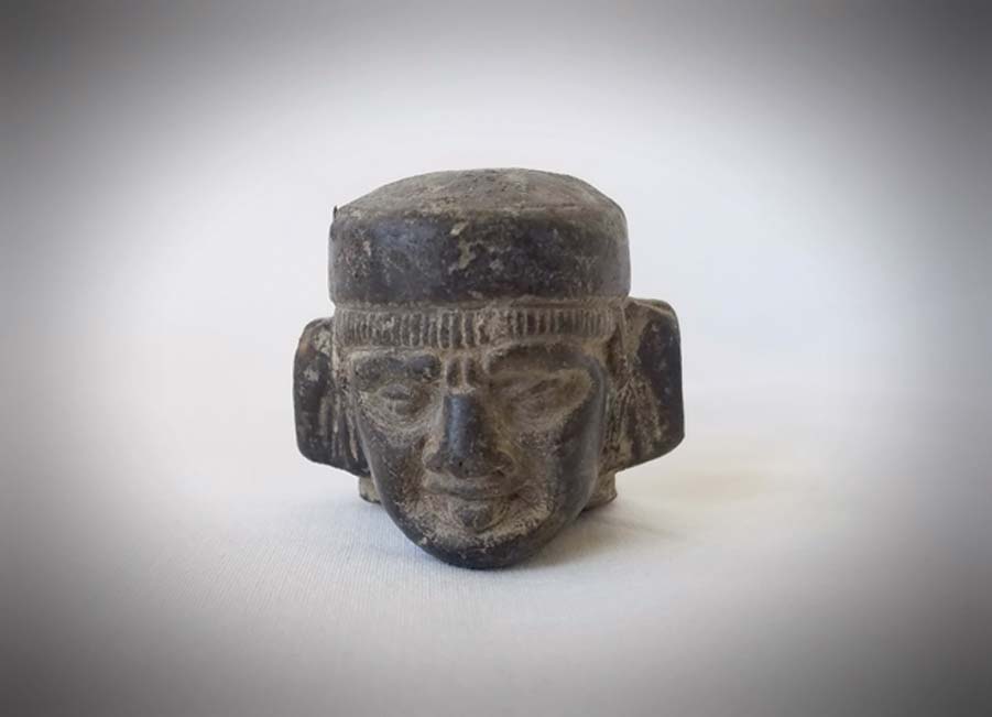 Fotografía de la cabeza de una estatuilla de Chac-Mool - colección privada del autor.