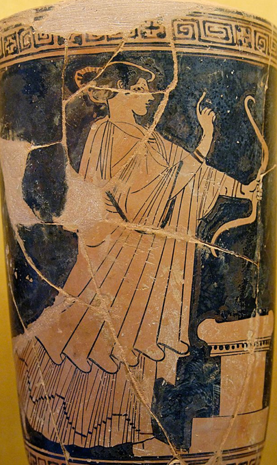 Cerámica de Selinunte decorada con una pintura de Artemisa empuñando un arco ante un altar. (Foto: Marie-Lan Nguyen/Wikimedia Commons)
