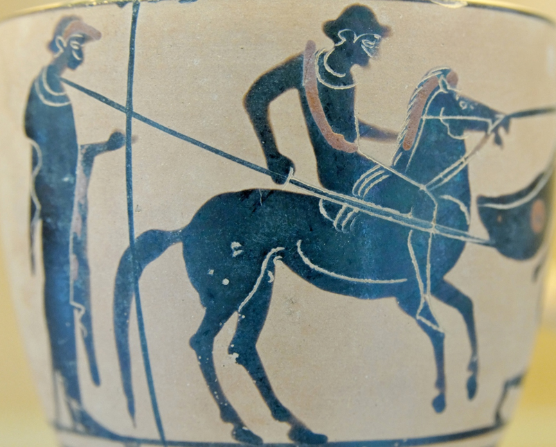 Esta pieza de cerámica pintada, fabricada en Selinunte, está decorada con las figuras de un jinete armado con una lanza y su asistente. (Foto: Marie Lan-Nguyen/Wikimedia Commons)