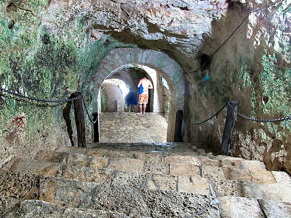 Túneles subterráneos de acceso a un cenote próximo a Chichen Itzá (Wikimedia Commons)