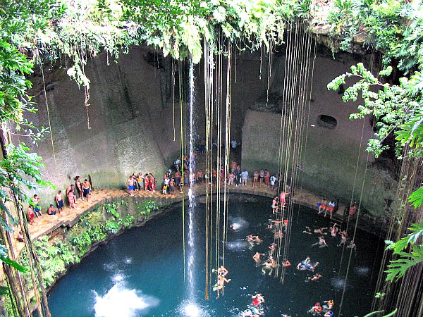 Cenote Ik Kil ubicado a tan solo 3 kilómetros de la zona arqueológica de Chichen Itzá  (Flickr)