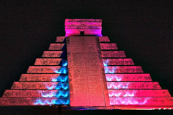 Imagen nocturna de la pirámide Kukulkán, también conocida como El Castillo (Flickr)