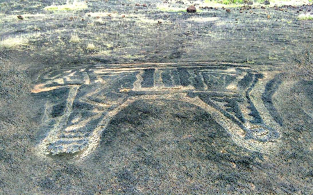 Entre los petroglifos se han encontrado diseÃ±os complejos junto con formas animales mÃ¡s simples. (Ratnagiri Tourism)