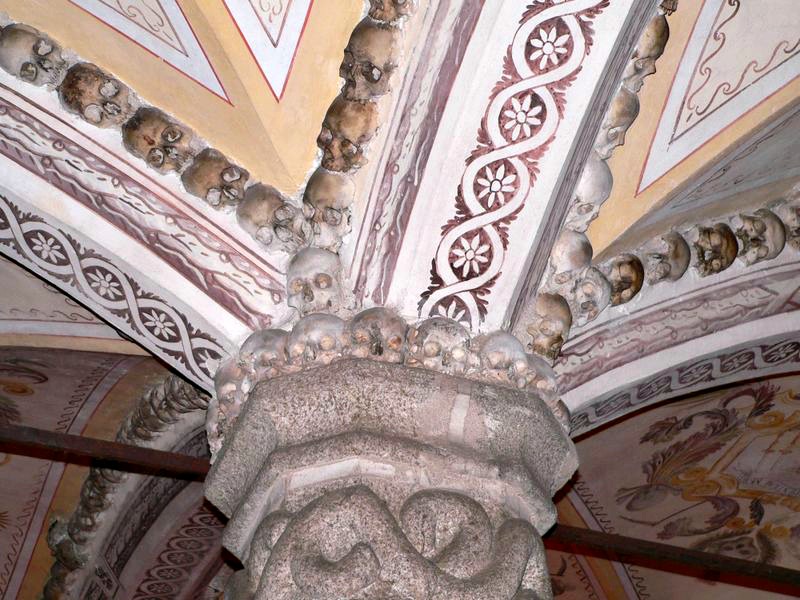 Detalle de los cráneos humanos que decoran los capiteles y nervaduras de las bóvedas de la capilla. (Nuno Sequeira André/CC BY-SA 2.0)