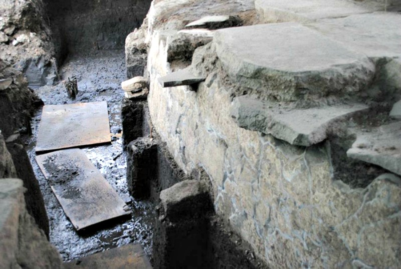 Detalle del Cuauhxicalco: estructura en la que, según fuentes históricas, eran incinerados los cuerpos de los tlatoanis y en la que desemboca el túnel recién descubierto. (Fotografía: Miriam G. Marín C. / MTM-INAH)