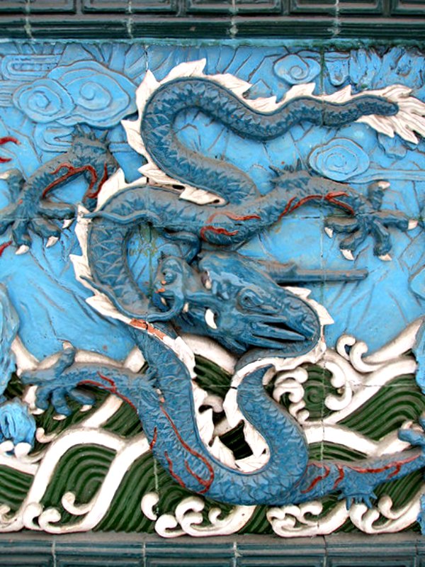 La fuerza del dragón es una energía invisible, un yang celestial que brota del agua y del clima y reina sobre ellos. En la imagen, dragón azul chino, emergiendo de las aguas. Jardín chino de San Petersburgo, Rusia. (Public Domain)