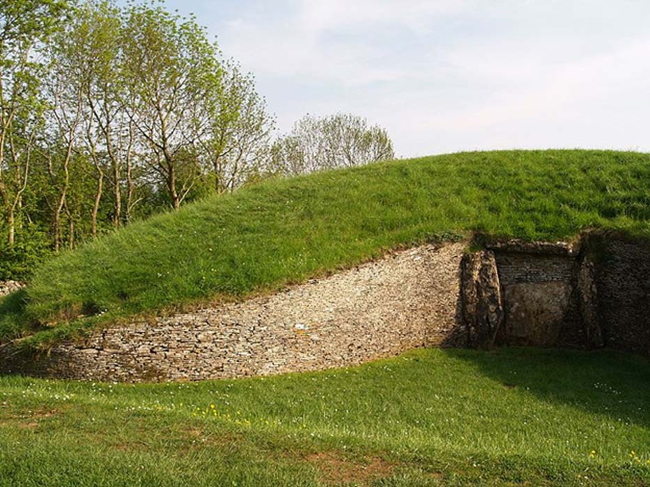 En el extremo norte del monumento de Belas Knap se puede observar su intrincada entrada falsa. (QuagSwag /Dominio pÃºblico)