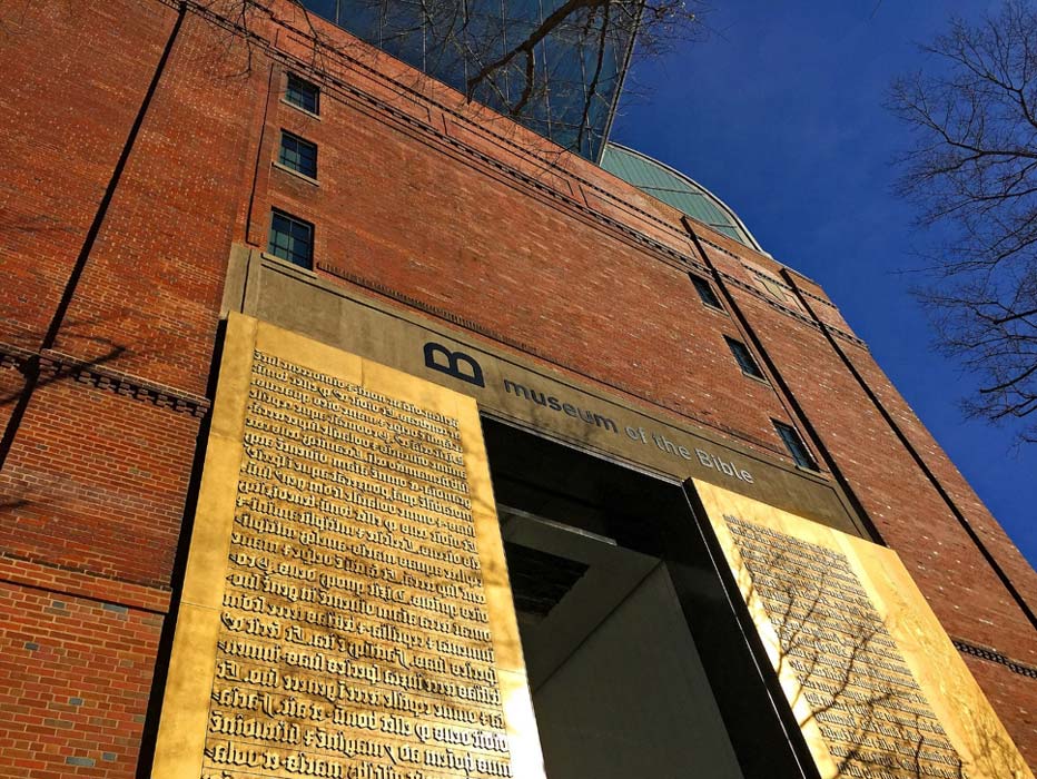 RÃ©plicas de placas de impresiÃ³n de la Biblia de Gutenberg: entrada principal al Museo de la Biblia de Washington (DC), febrero del 2018. (CC BY 2.0)