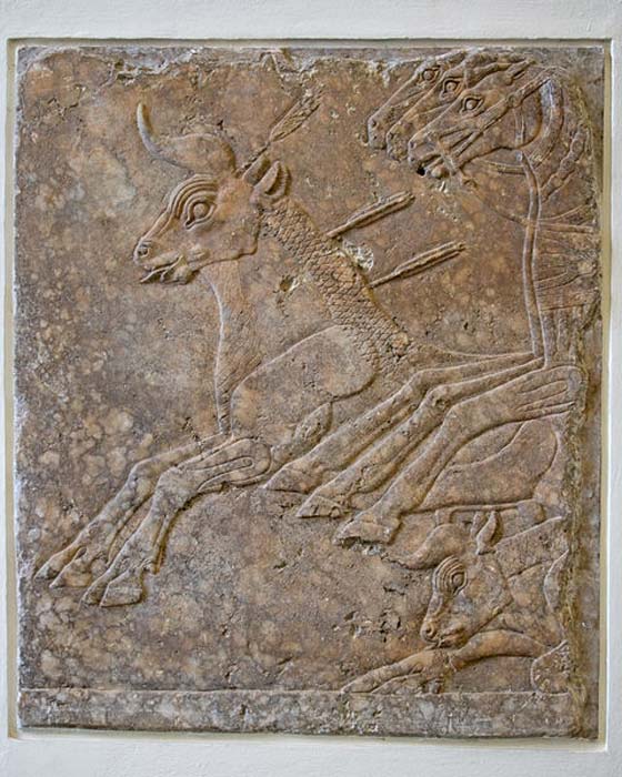Escena de caza, relieve de alabastro hallado en NÃ­nive, aproximadamente del 695 a. C. Museo de PÃ©rgamo. (Ealdgyth/CC BY 3.0)