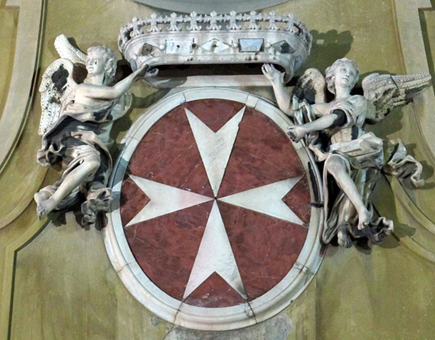 Escudo de armas de los Caballeros de Malta, fachada de la iglesia de San Giovannino dei Cavalieri, Florencia, Italia. (Sailko/CC BY SA 3.0)