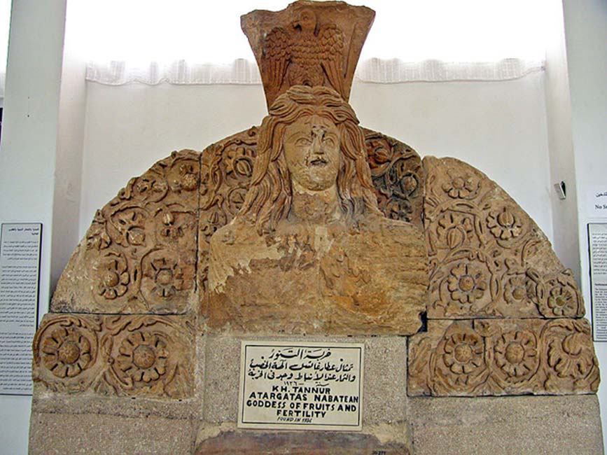 Esta estatua procede del templo nabateo de Khirbet Tannur. Atargatis, la “diosa Siria” (Luciano, ‘De Syria Dea’) era una diosa de la vegetación. (CC BY-SA 2.0)