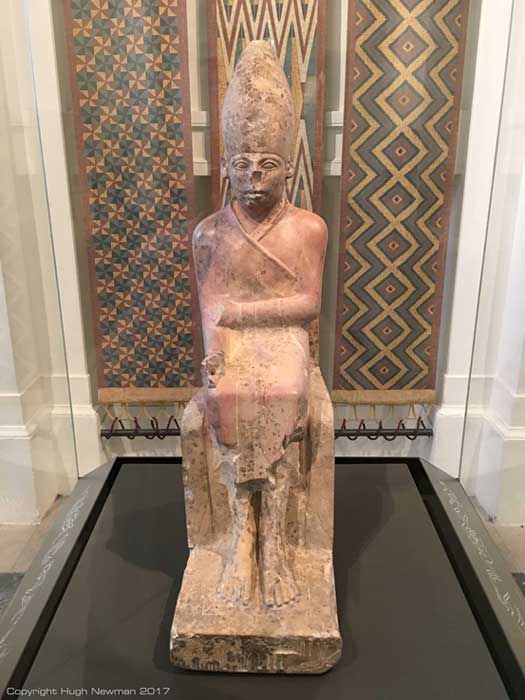 Estatua de Khasekhemui hecha de piedra caliza y expuesta en el Museo Ashmolean de Oxford. Fotografía: Hugh Newman.