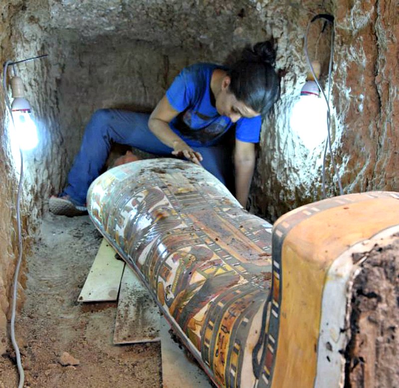 Una de las arqueólogas de la expedición española trabajando con el cartonaje de la momia recién descubierta. (Fotografía: El Mundo/Thutmose III Temple Project)