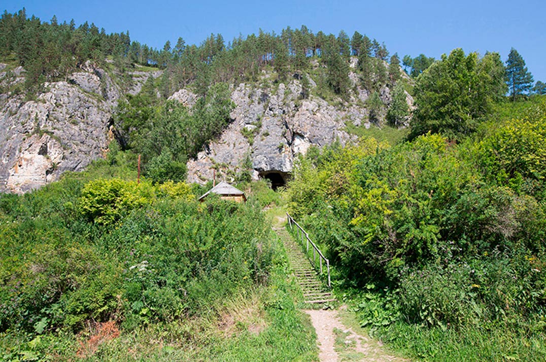 Vista desde el exterior de la cueva de Denisova. (Vera Salnitskaya/The Siberian Times)